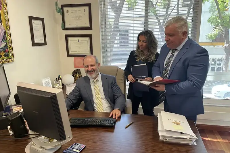 Legal team discussing litigation strategy and dispute resolution for international clients in Spain